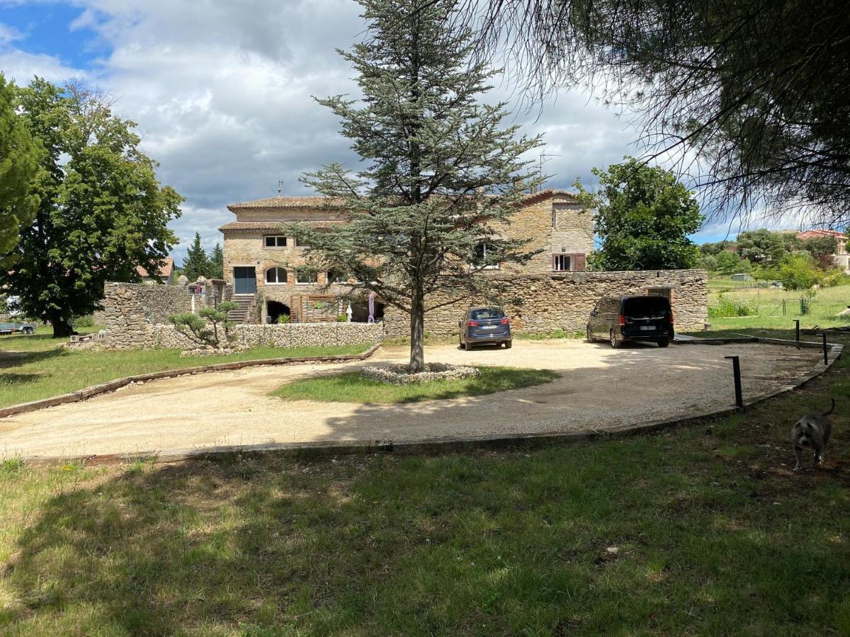 Logis Dans Ancien Relais De Poste Apartamento Saint Julien Les Rosiers Exterior foto